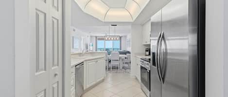 Condo, Multiple Beds (DiMucci Twin Towers 1402) | Private kitchen