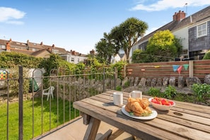 Outdoor dining - 3 Bed in Tenby (oc-86574) (Tenby)