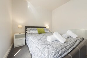 3 bedrooms, travel crib, WiFi (free), bed sheets - 3 Bed in Tenby (oc-86574) (Tenby)