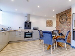 Oven, dishwasher, high chair, cookware/dishes/utensils - 1 Bed in Matlock (oc-86417) (Wirksworth)