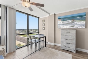 Apartment, Mehrere Betten (Oceanside Inn 605) | Speisen