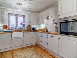 Oven, dishwasher, cookware/dishes/utensils - 2 Bed in Norwich (oc-86422) (Banningham)