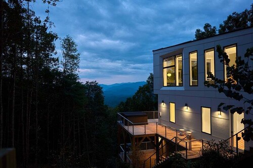 Telescopic | 3BR mountain-view home in Marshall with 3 baths and king beds
