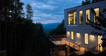 Telescopic | 3BR mountain-view home in Marshall with 3 baths and king beds