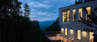 Telescopic | 3BR mountain-view home in Marshall with 3 baths and king beds