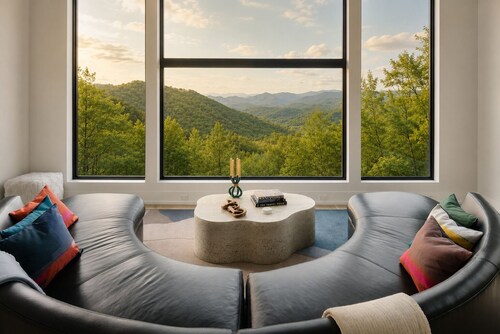 Telescopic | 3BR mountain-view home in Marshall with 3 baths and king beds