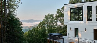 Telescopic | 3BR mountain-view home in Marshall with 3 baths and king beds
