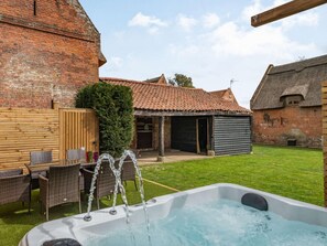 Outdoor dining - 3 Bed in Norwich (oc-86387) (Sloley)