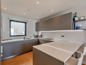 Oven, dishwasher, high chair, cookware/dishes/utensils - 2 Bed in Ramsgate (oc-86619) (Ramsgate)