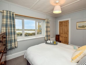 Travel cot, free WiFi, bed sheets - 3 Bed in Chathill (oc-86632) (Beadnell)