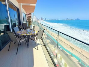 Outdoor dining - Small Condo with Ocean View (Mazatlán)
