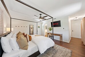 4 bedrooms, iron/ironing board, WiFi, bed sheets - Hill Country Commons - Hot tub & Game room (Fredericksburg)