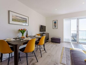 Dining - 2 Bed in Sandown (oc-87079) (Sandown)