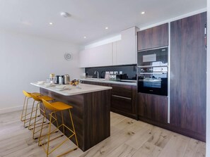 Oven, dishwasher, cookware/dishes/utensils - 2 Bed in Sandown (oc-87079) (Sandown)