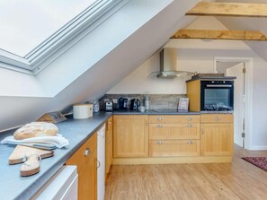 Oven, dishwasher, cookware/dishes/utensils - 1 Bed in Cranbrook (oc-87119) (Benenden)