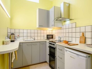 Oven, high chair, cookware/dishes/utensils - 1 Bed in Clyro (oc-86975) (Clyro)