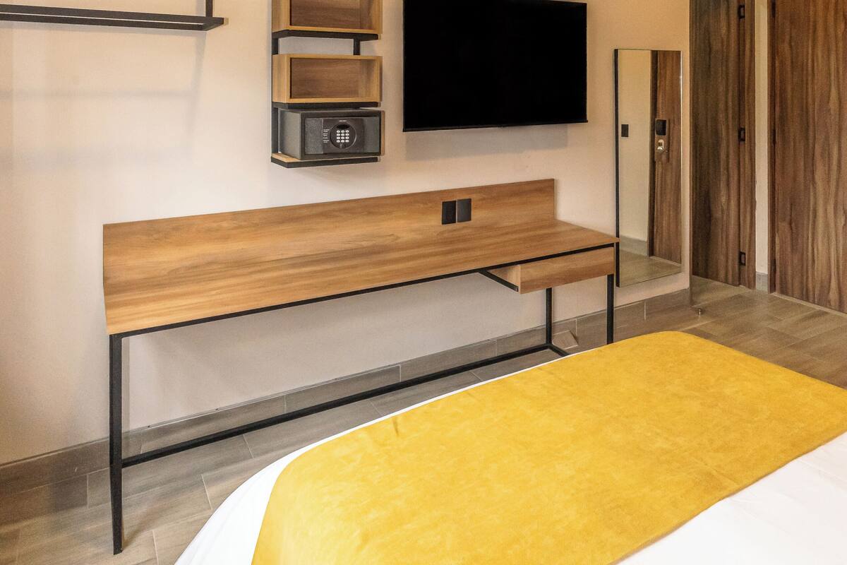 Caja de seguridad en la habitación y escritorio