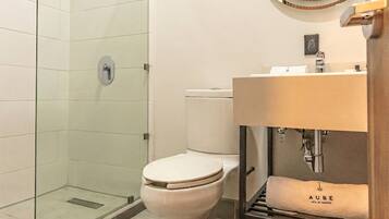 Badezimmer | Dusche, Haartrockner, Handtücher, Seife