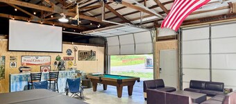 Holler Hide-Out! Close to Hazard and Jackson with huge MAN CAVE/HOT TUB!