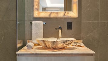 Deluxe Studio Suite, Kitchenette | Bathroom