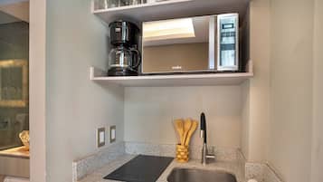 Studio Standar, dapur kecil | Dapur pribadi | Lemari es kecil, microwave, kompor, dan peralatan masak/sendok-piring
