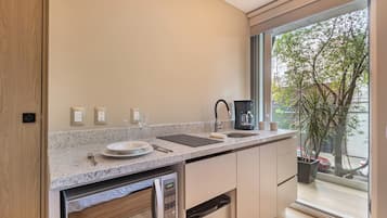 Suite estudio superior, cocineta | Cocina privada | Frigobar, microondas, parrilla de estufa y utensilios de cocina
