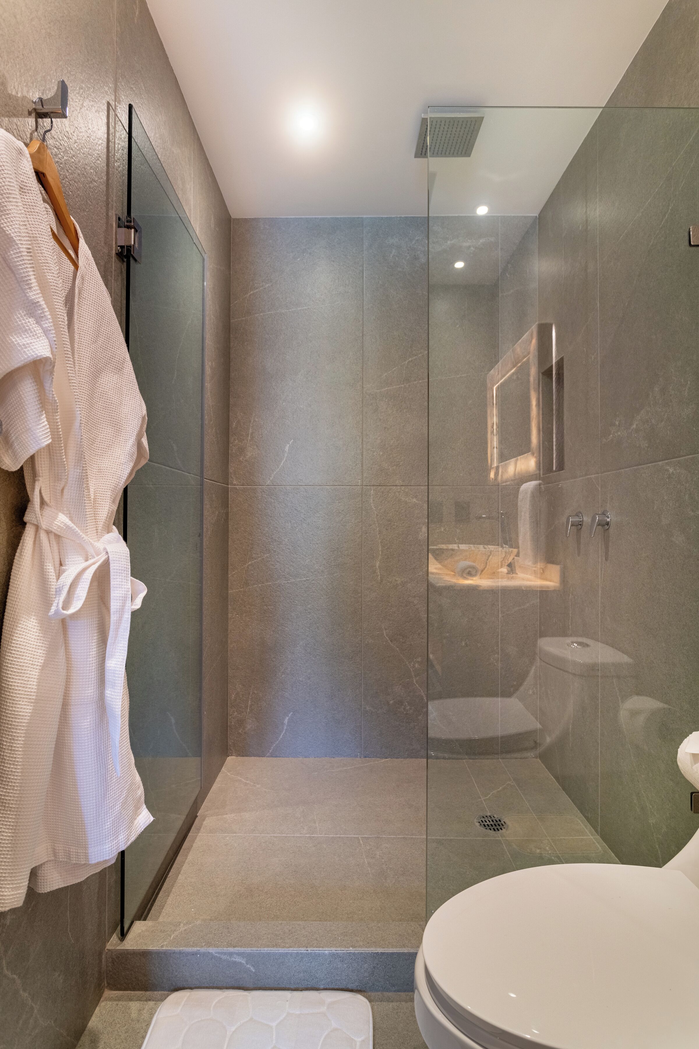 Suite estudio superior, 2 camas individuales, cocineta | Baño | Regadera, toallas, jabón, shampoo 