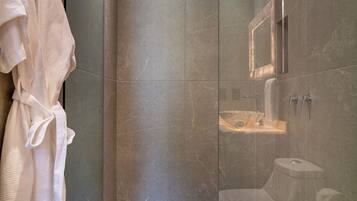 Suite estudio superior, 2 camas individuales, cocineta | Baño | Regadera, toallas, jabón, shampoo