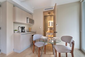 Deluxe Studio Suite, Kitchenette | Private kitchen - TO BE SUITES (Ciudad de México)
