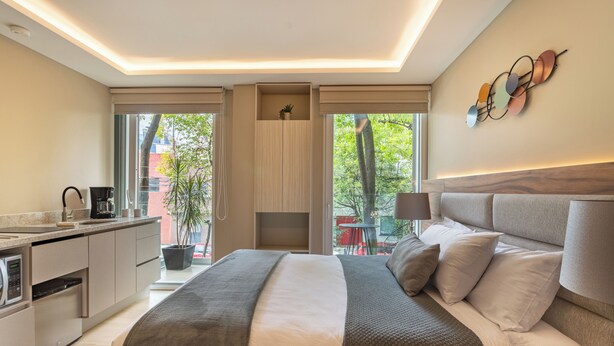 Superior Studio Suite, Kitchenette | Peti besi dalam bilik, langsir/tirai gelap terus, Wi-fi percuma 