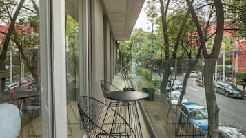 Deluxe Studio Suite, Kitchenette | Outdoor dining