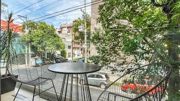 Standard Studio, Kitchenette | Outdoor dining