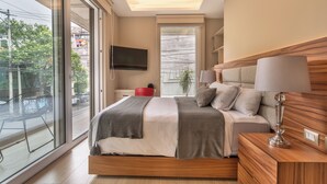 Deluxe Studio Suite, Kitchenette | Peti besi dalam bilik, langsir/tirai gelap terus, Wi-fi percuma 