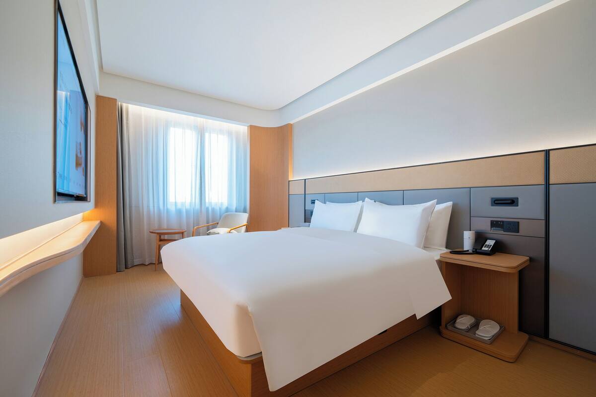 Luxury-Suite, Stadtblick | Schreibtisch, laptopgeeigneter Arbeitsplatz, kostenloses WLAN