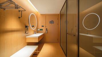 Chambre Double Supérieure, vue ville | Salle de bain | Douche, sèche-cheveux, serviettes fournies, savon