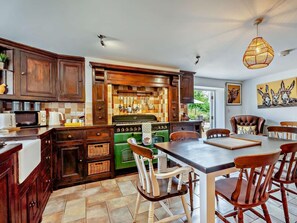 Dishwasher, high chair, cookware/dishes/utensils - 8 Bed in Bristol (oc-87469) (Winterbourne)