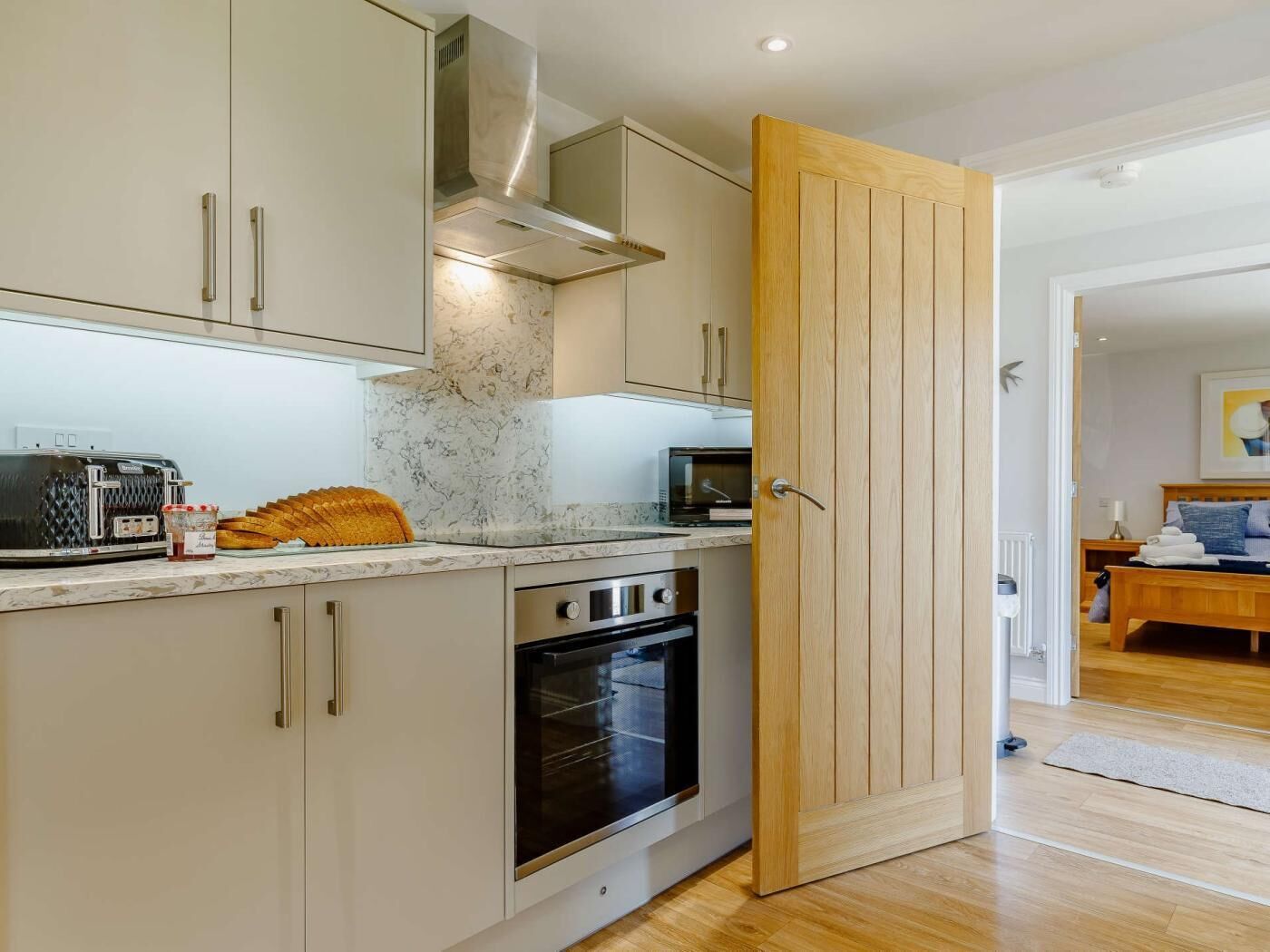 Oven, dishwasher, cookware/dishes/utensils