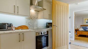 Oven, dishwasher, cookware/dishes/utensils