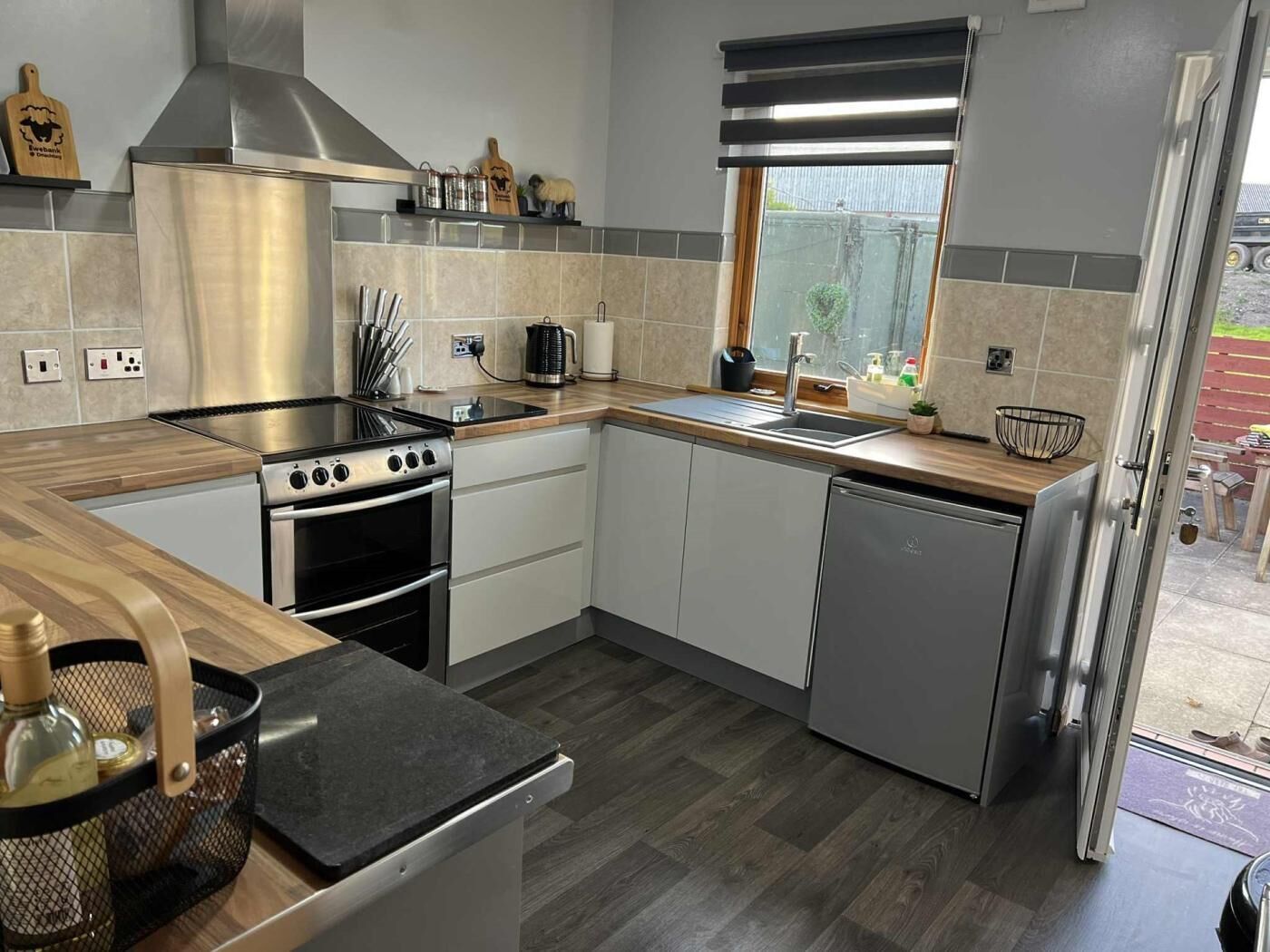Oven, dishwasher, cookware/dishes/utensils