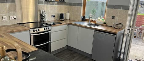 Oven, dishwasher, cookware/dishes/utensils