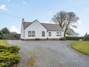 A white house with a grey roof, a gravel driveway, and a green lawn. - 3 Bed in Newton Stewart (oc-87541) (Mochrum)