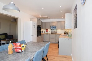 Oven, dishwasher, highchair, cookware/dishes/utensils - 3 Bed in Cromer (oc-87758) (Overstrand)