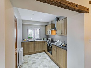 Oven, dishwasher, highchair, cookware/dishes/utensils - 3 Bed in York (oc-87290) (Tollerton)