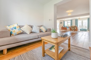 TV, fireplace - 3 Bed in Bude (oc-87256) (Bude)
