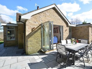 Outdoor dining - 4 Bed in Bakewell (oc-87419) (Bakewell)