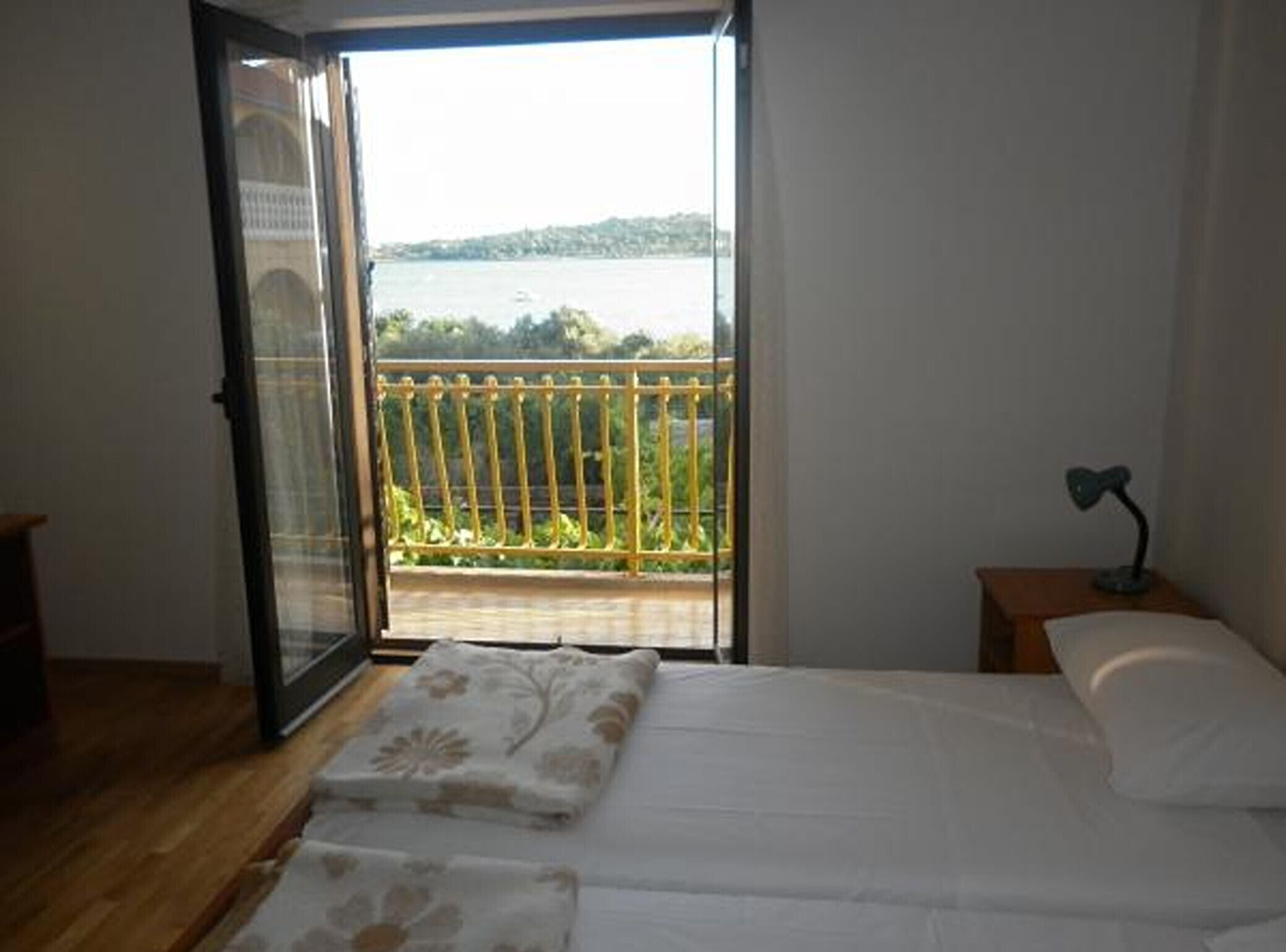 2 bedrooms, internet, bed sheets