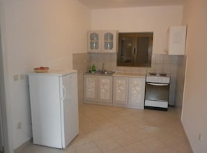 Kühlschrank, Ofen, Herdplatte, Kochgeschirr/Geschirr/Besteck