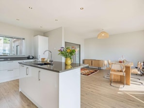 Oven, dishwasher, high chair, cookware/dishes/utensils - 4 Bed in Aberdovey (oc-87586) (Aberdovey)
