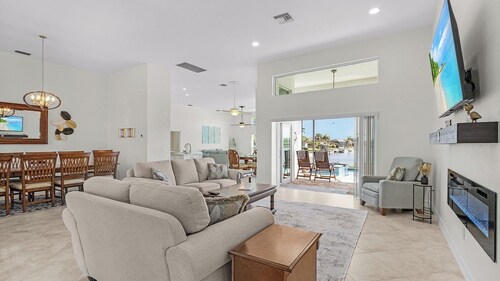Wake & Lake by Avantstay Lakefront + Saltwater Pool & Spa Dock + Kayaks Mins to Beach + Dining
