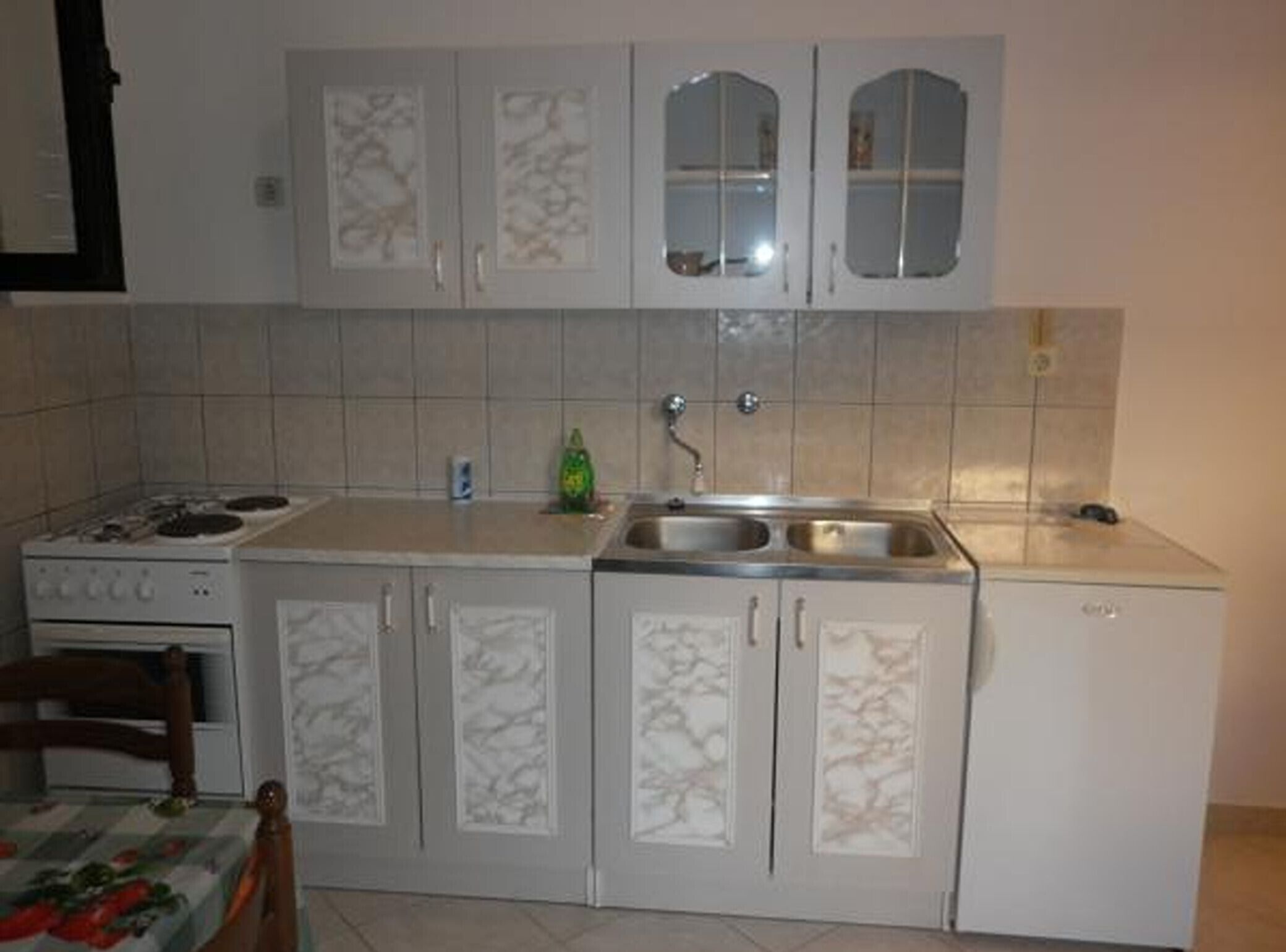 Fridge, oven, stovetop, cookware/dishes/utensils